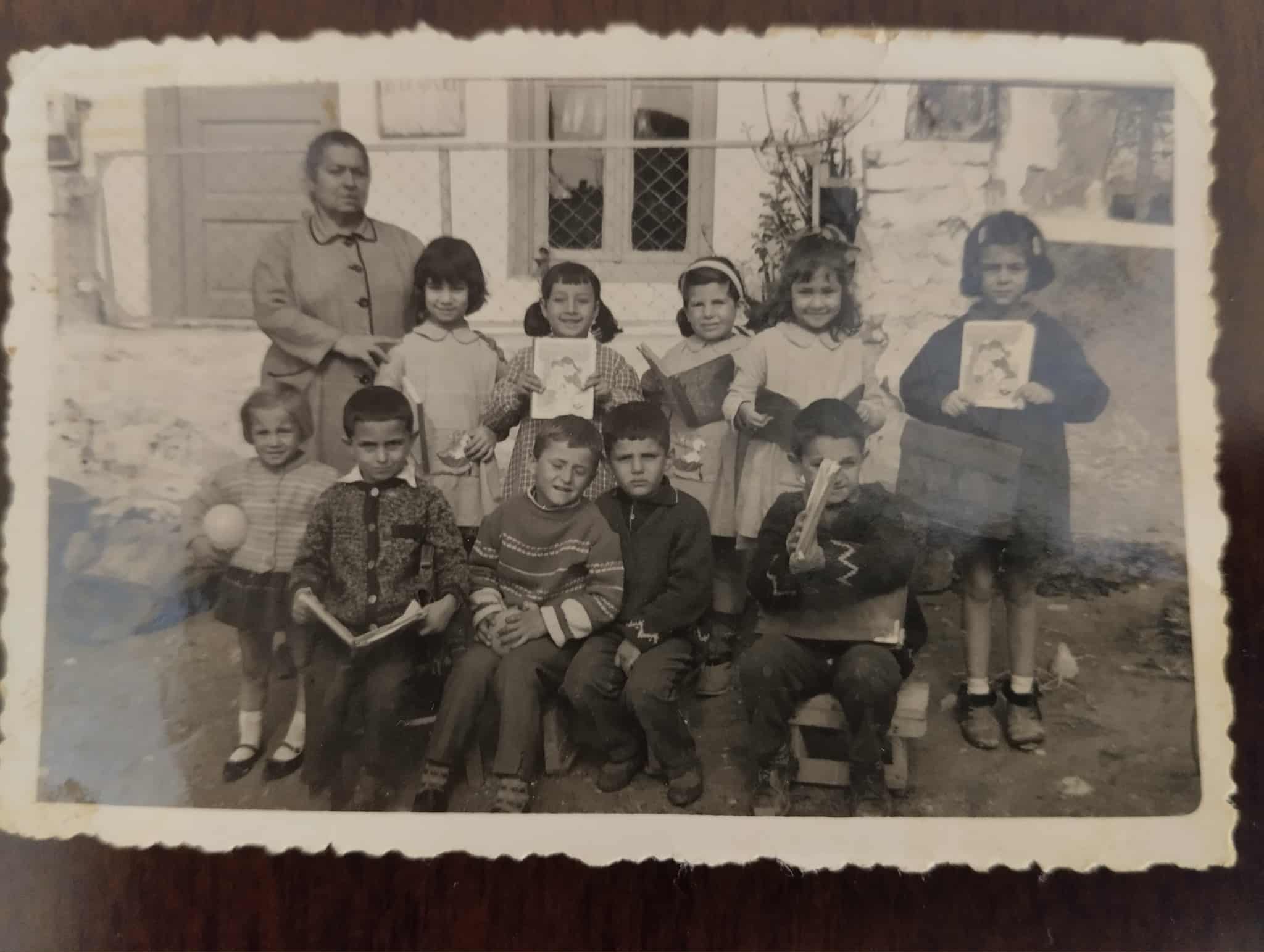 Το «Νηπιαγωγείο» της Ραφήνας και η κ. Χαρίκλεια.