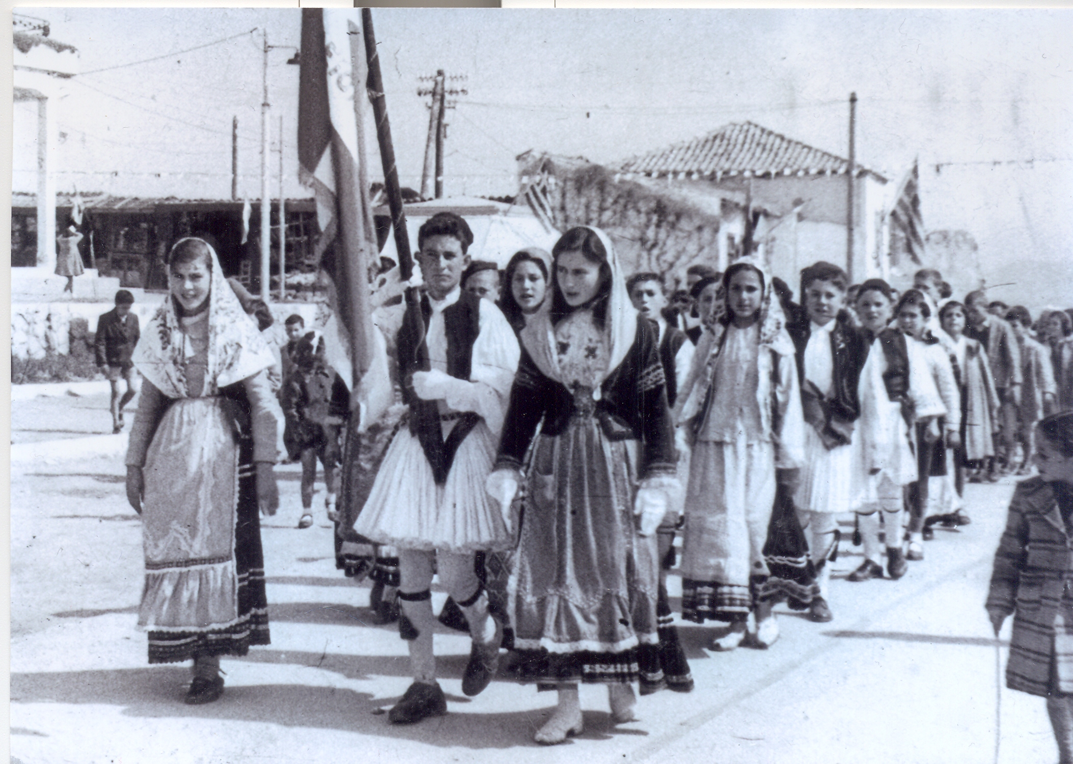 ΡΑΦΗΝΑ 25η MΑΡΤΙΟΥ,  ΔΕΚΑΕΤΙΑ '50  -ΠΑΡΕΛΑΣΗ