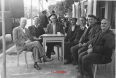 Στο καφενέ της πλατείας